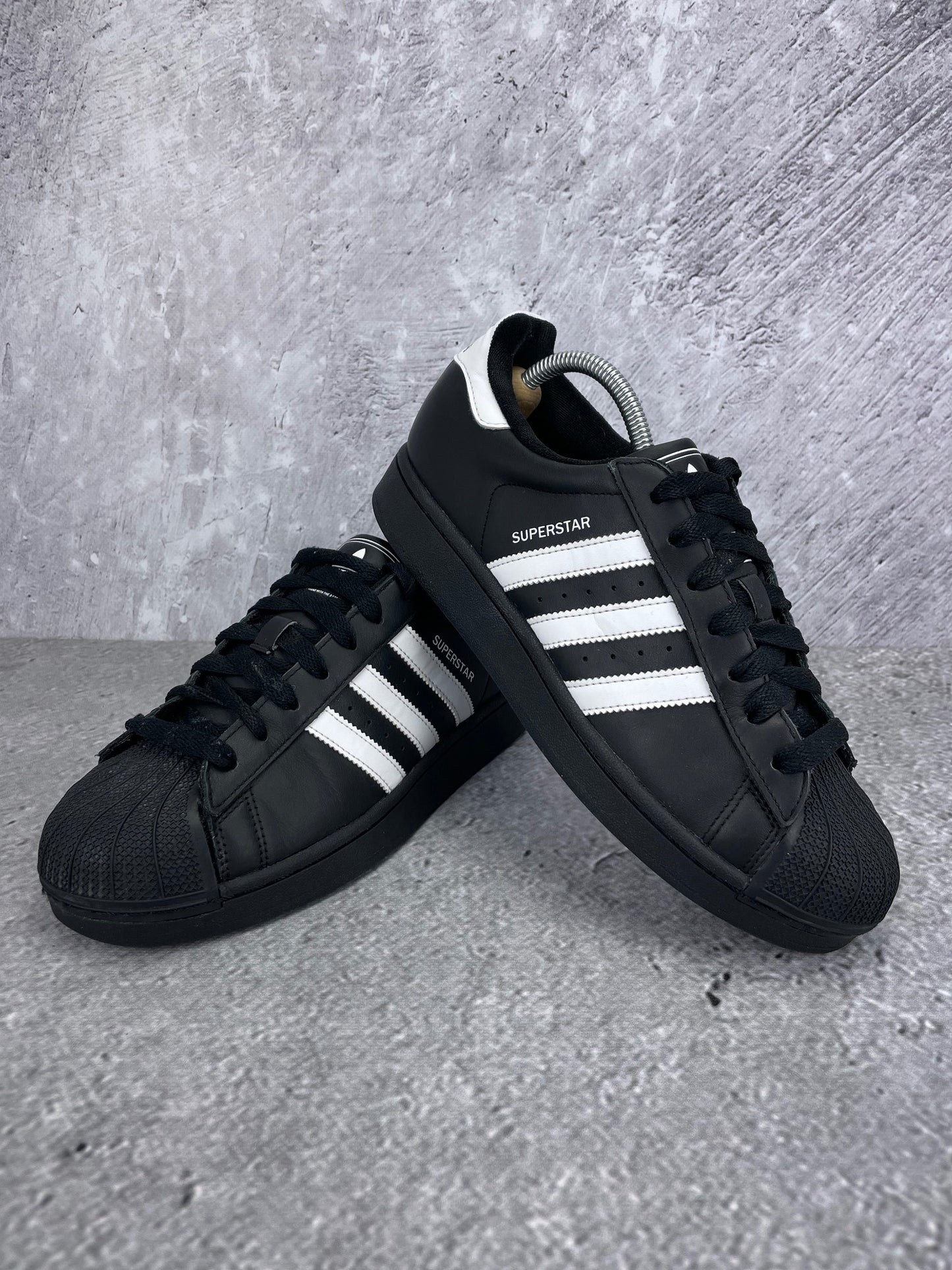 adidas Superstar II Black White - buty sportowe, para butów, widok z boku na tle studyjnym