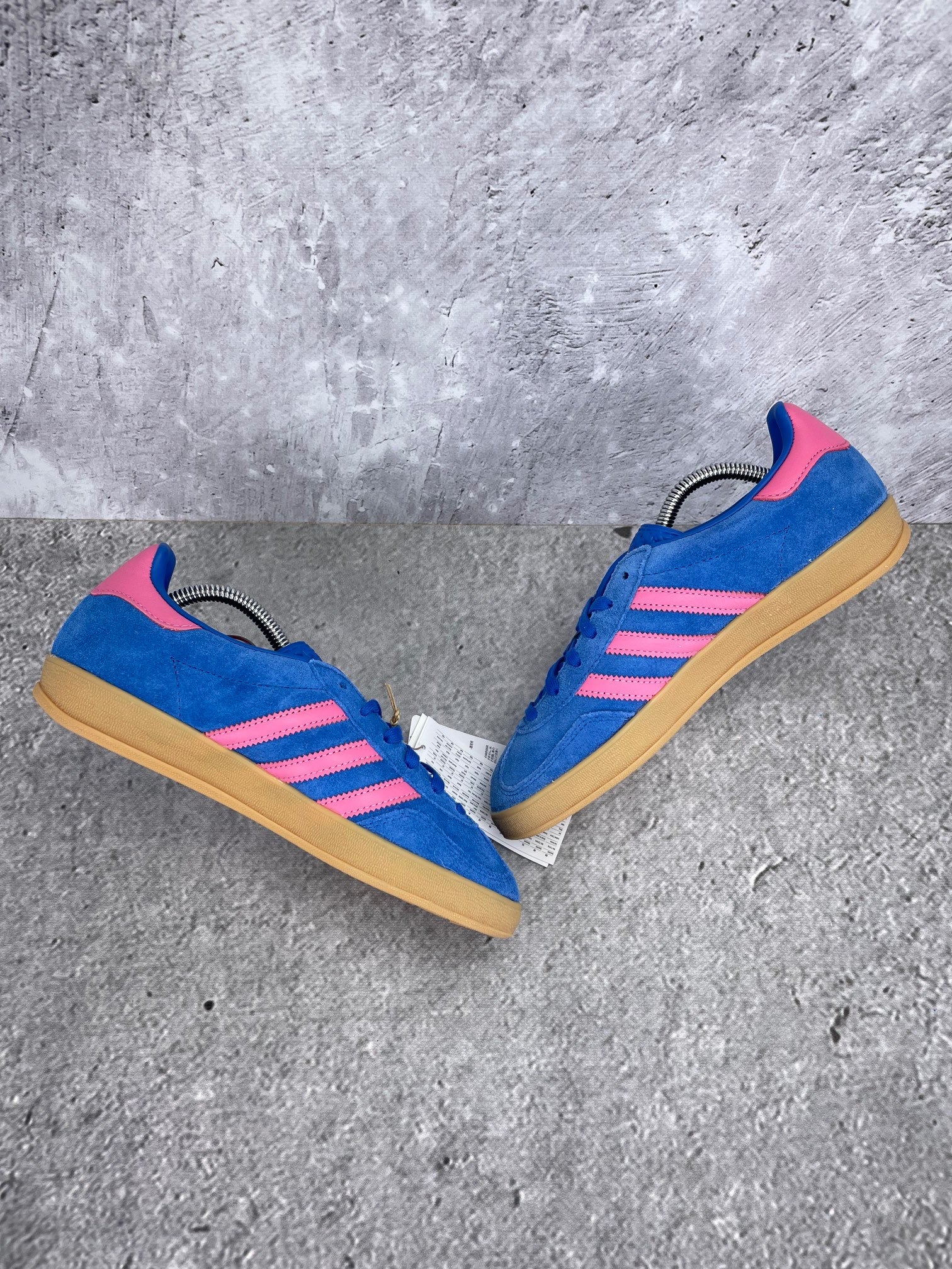 Adidas Gazelle None - buty sportowe, zewnętrzny panel prawego buta