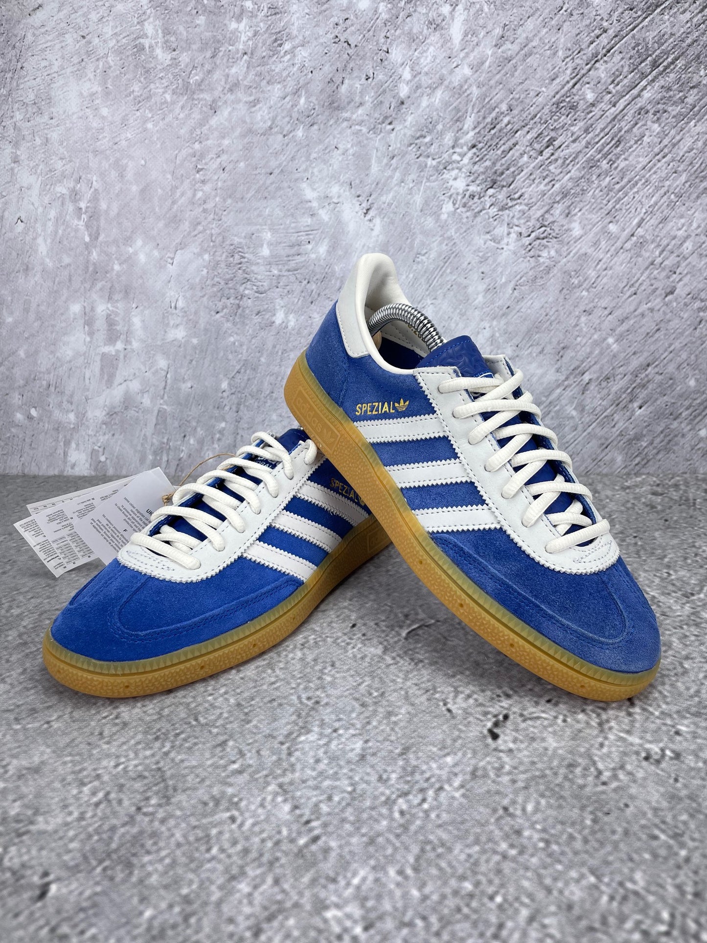 Adidas Handball Spezial 75th Anniversary - buty sportowe, para butów, widok z boku na tle studyjnym