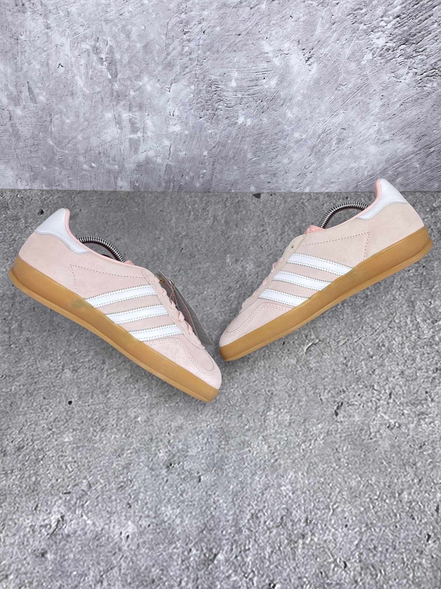 Adidas Gazelle Sandy Pink Gum - buty sportowe, zewnętrzny panel prawego buta