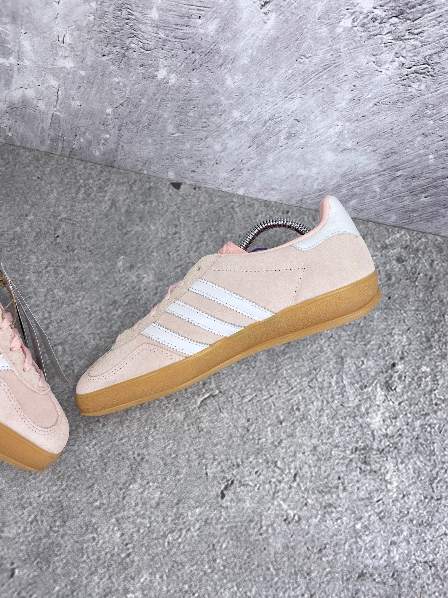 Adidas Gazelle Sandy Pink Gum - buty sportowe, wewnętrzny panel prawego buta
