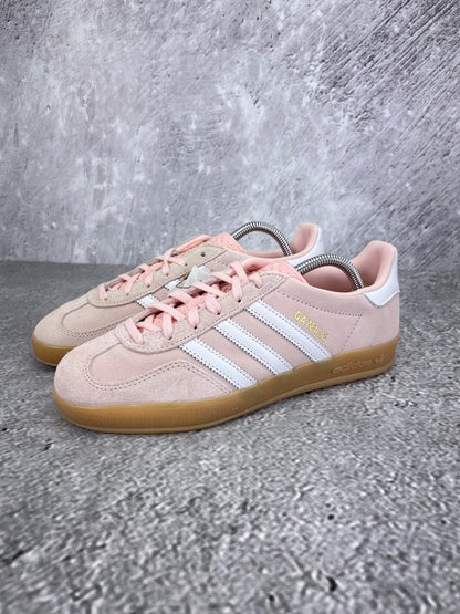 Adidas Gazelle Sandy Pink Gum - buty sportowe, widok z boku na tle studyjnym