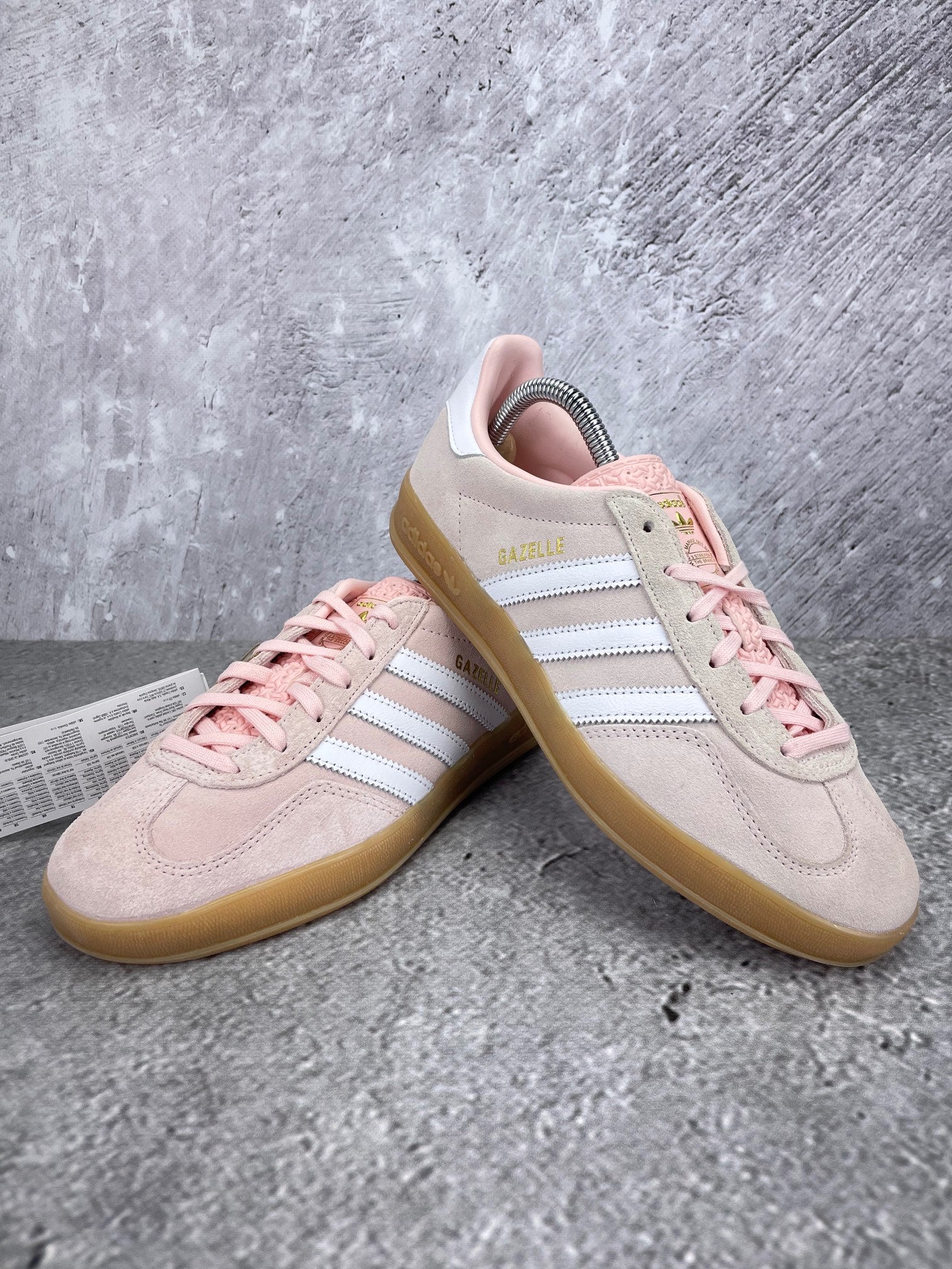 Adidas Gazelle Sandy Pink Gum - buty sportowe, para butów, widok z boku na tle studyjnym