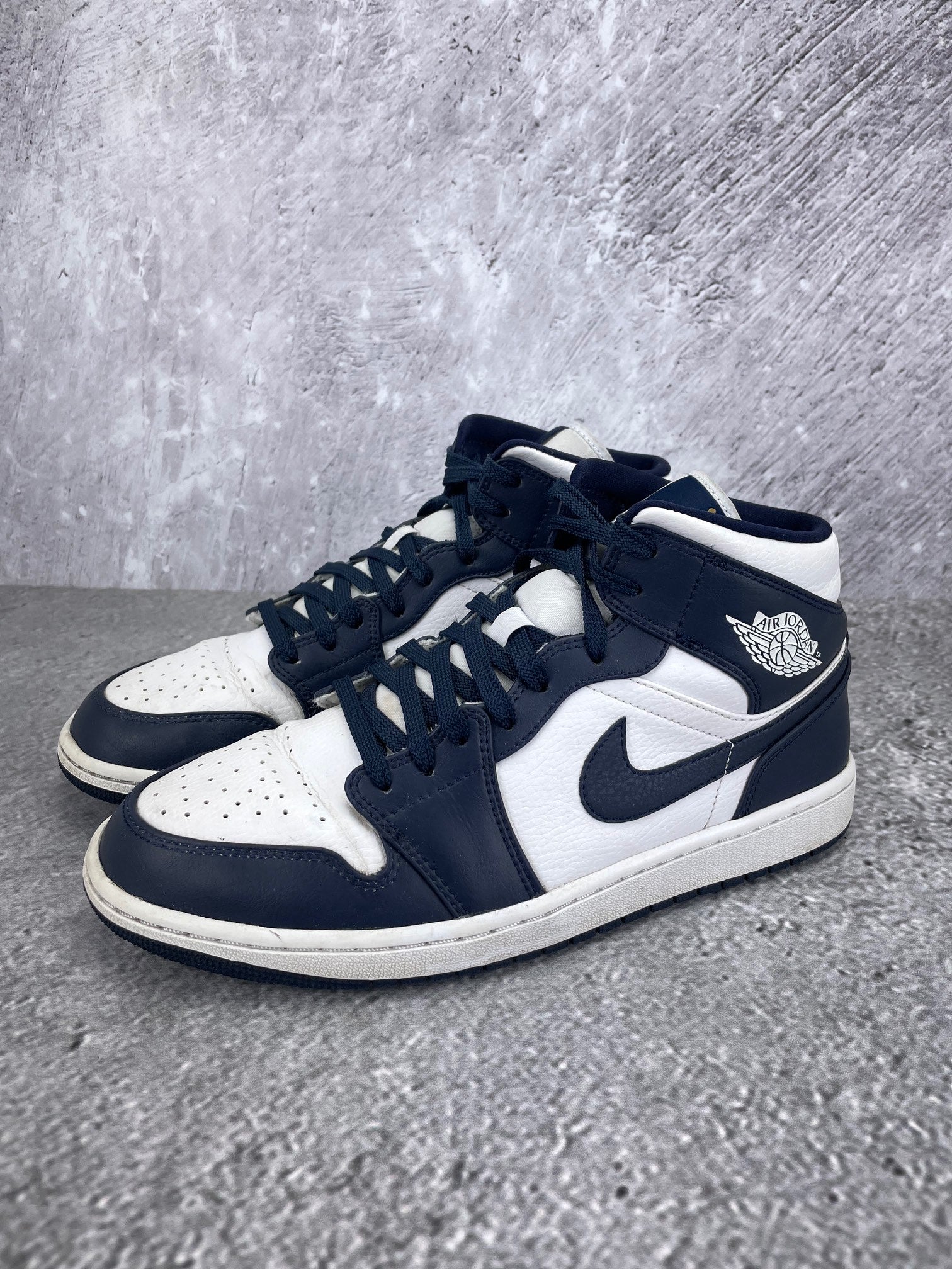 Jordan Air Jordan 1 Mid SE Obsidian - buty sportowe, widok z boku na tle studyjnym