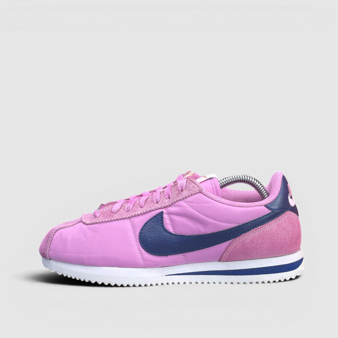 Nike Classic Cortez — buty sportowe damskie w bardzo dobrym stanie rozmiar 40, boczny profil, lewa strona