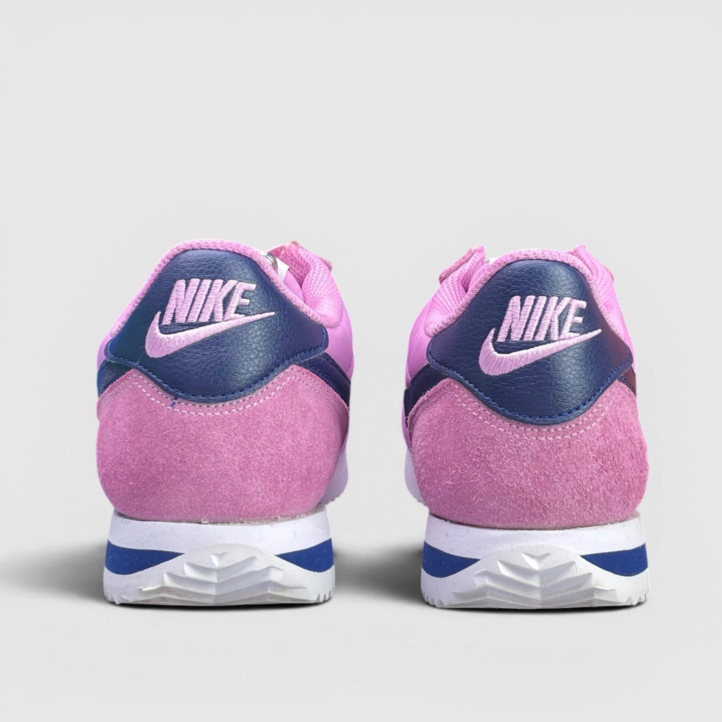 Nike Classic Cortez — buty sportowe damskie w bardzo dobrym stanie rozmiar 40, widok z tyłu