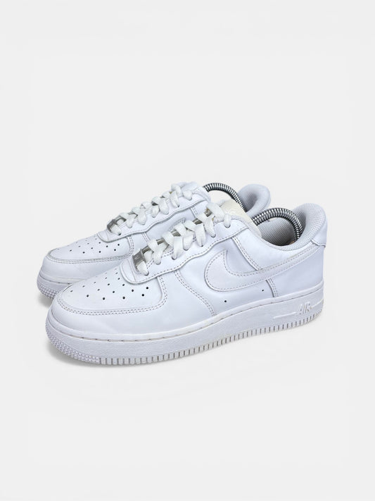 Nike Air Force 1 Low Triple White - buty sportowe, widok z boku