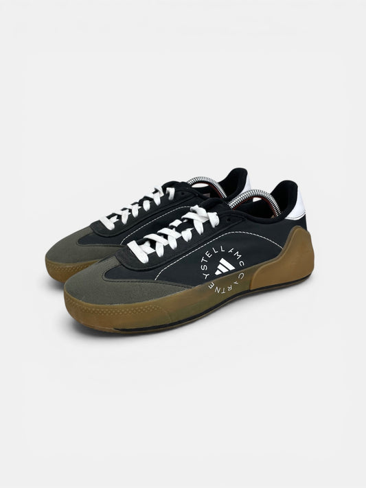 Adidas by Stella McCartney Court Boost Black White Gum - buty sportowe, widok z boku