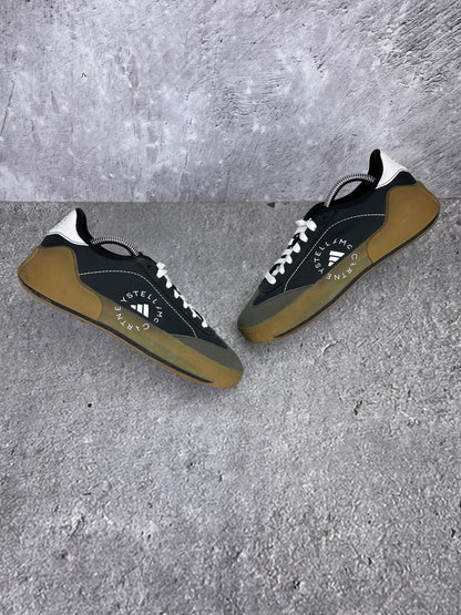 Adidas by Stella McCartney Court Boost Black White Gum - buty sportowe, widok z góry na zewnętrzną stronę butów