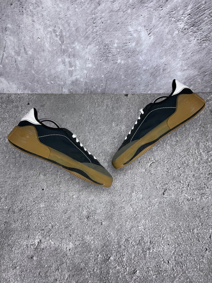 Adidas by Stella McCartney Court Boost Black White Gum - buty sportowe, zewnętrzny panel prawego buta