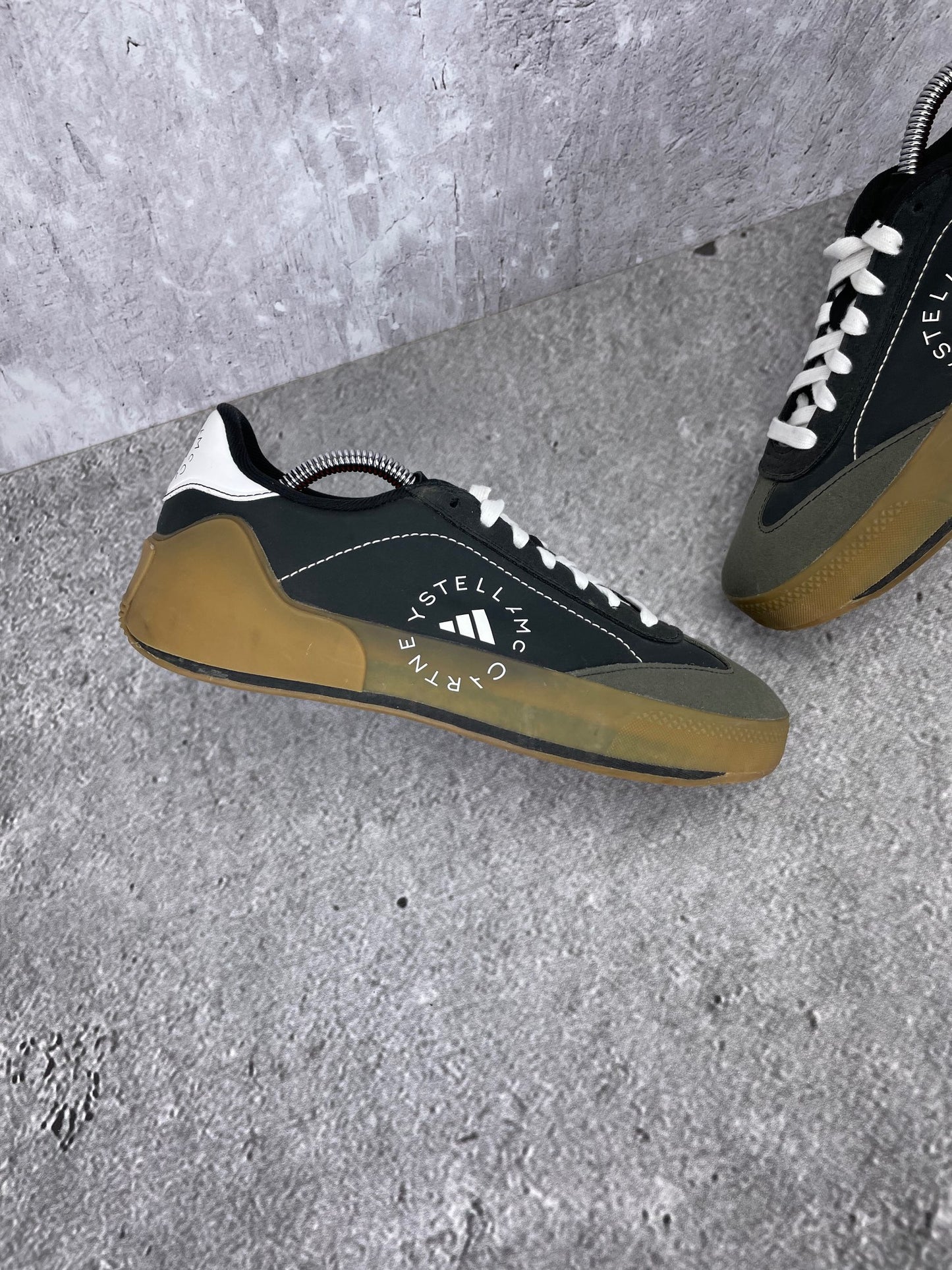 Adidas by Stella McCartney Court Boost Black White Gum - buty sportowe, zewnętrzny panel lewego buta