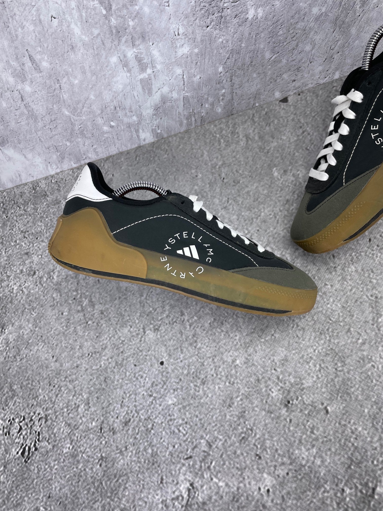 Adidas by Stella McCartney Court Boost Black White Gum - buty sportowe, zewnętrzny panel lewego buta