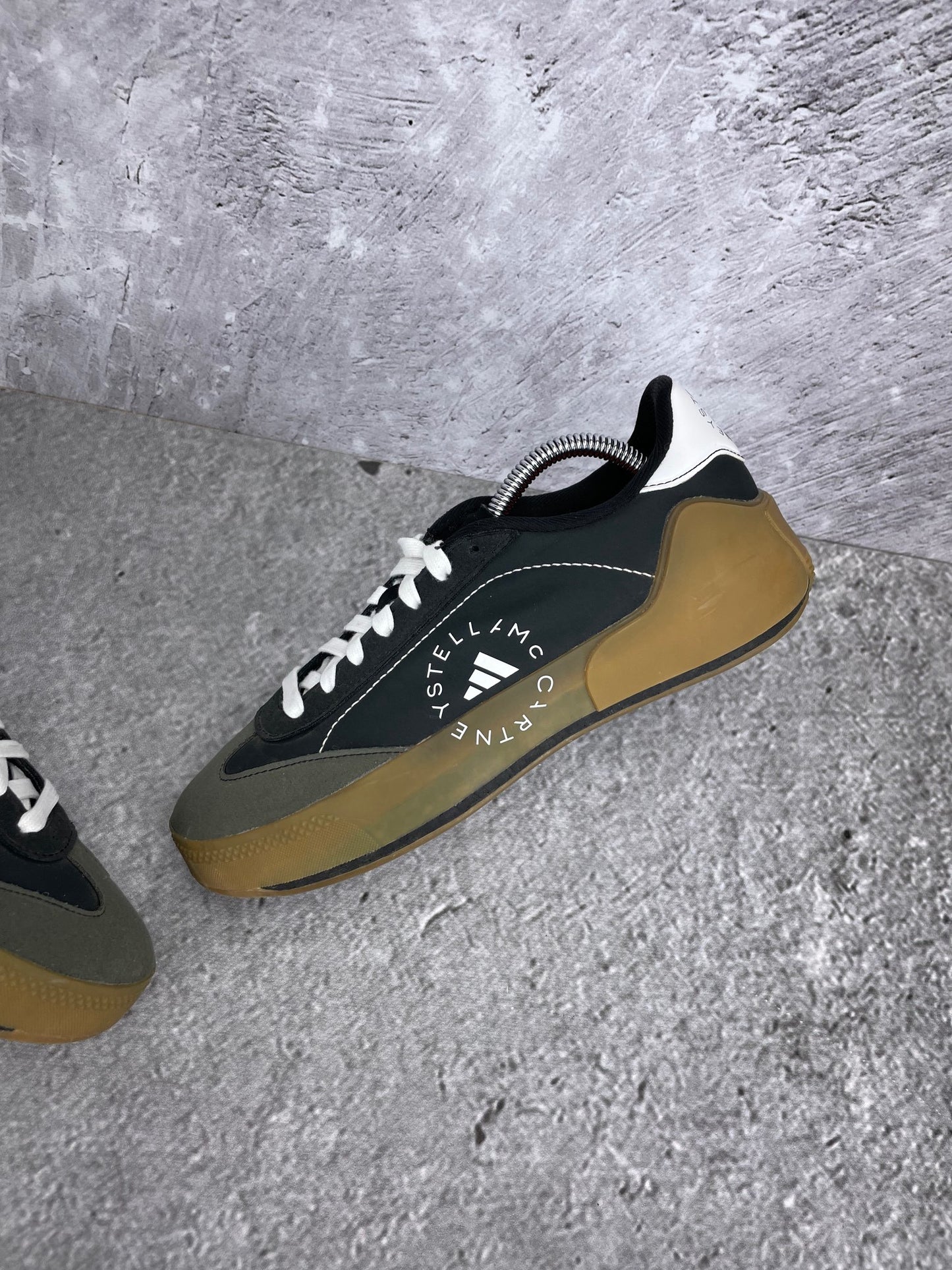 Adidas by Stella McCartney Court Boost Black White Gum - buty sportowe, widok z góry na wewnętrzną stronę butów