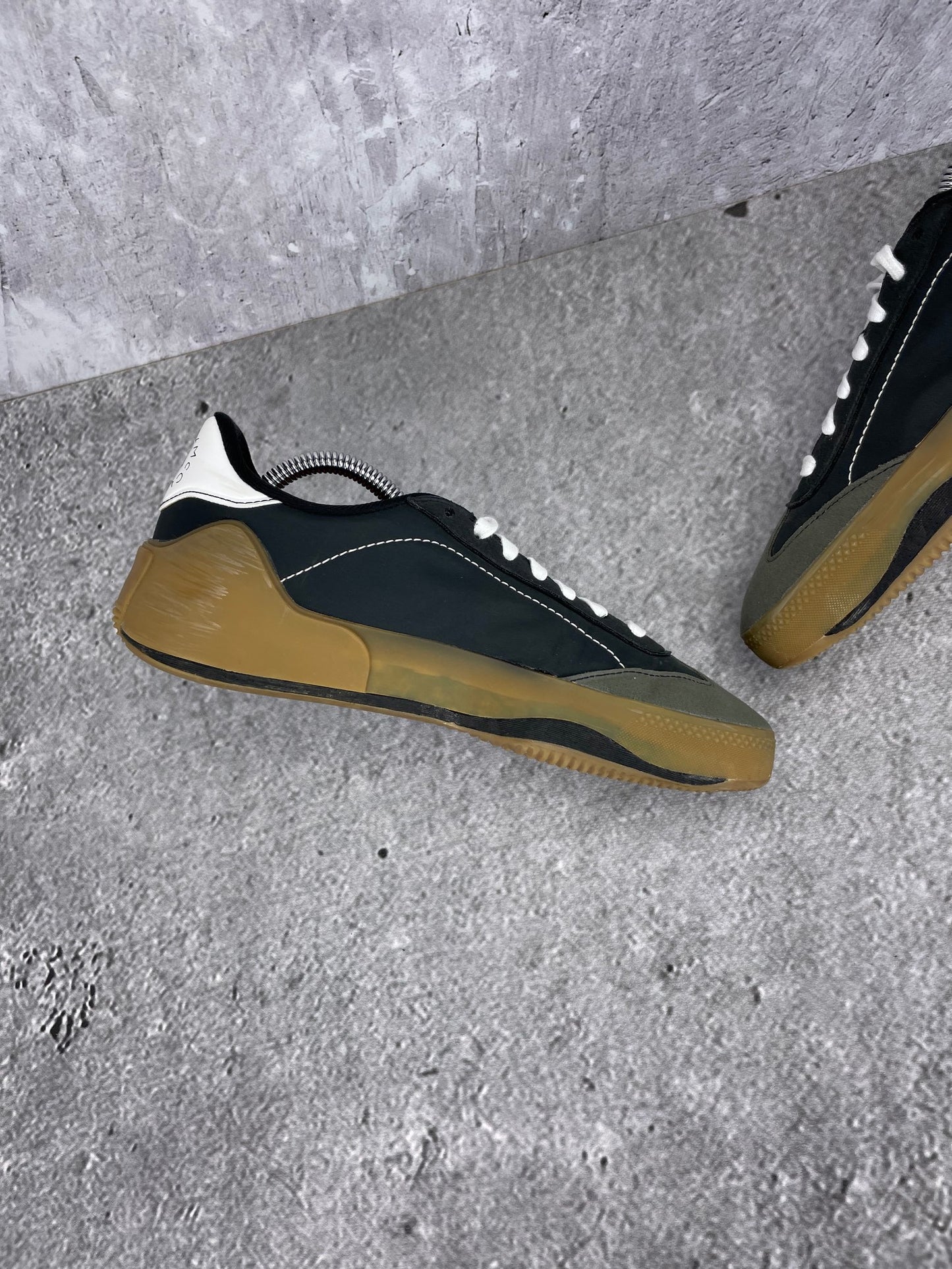 Adidas by Stella McCartney Court Boost Black White Gum - buty sportowe, wewnętrzny panel lewego buta