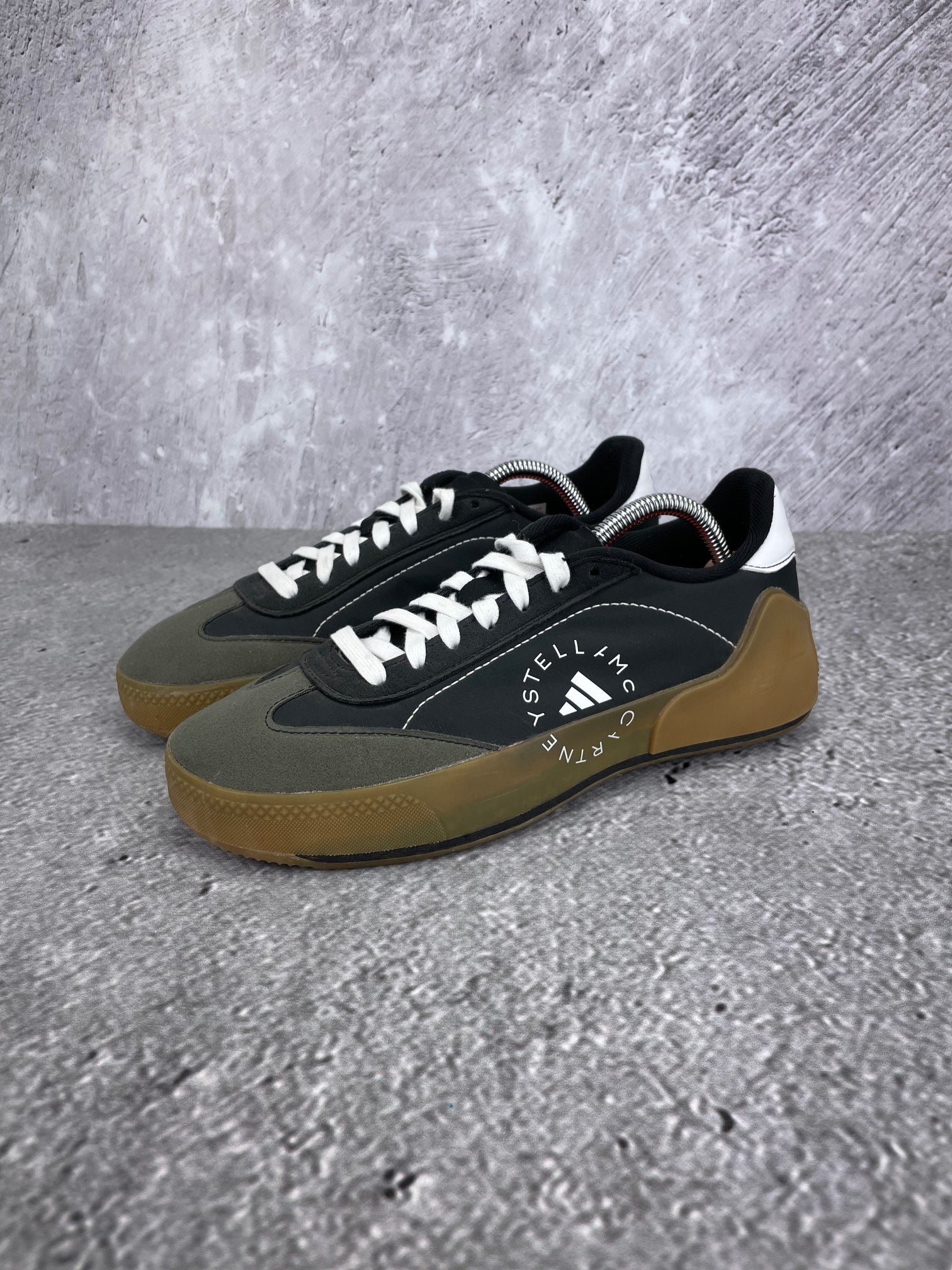Adidas by Stella McCartney Court Boost Black White Gum - buty sportowe, widok z boku na tle studyjnym