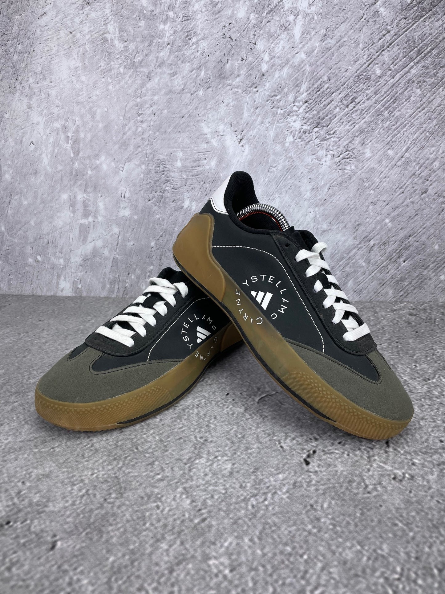 Adidas by Stella McCartney Court Boost Black White Gum - buty sportowe, para butów, widok z boku na tle studyjnym