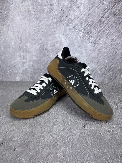 Adidas by Stella McCartney Court Boost Black White Gum - buty sportowe, para butów, widok z boku na tle studyjnym