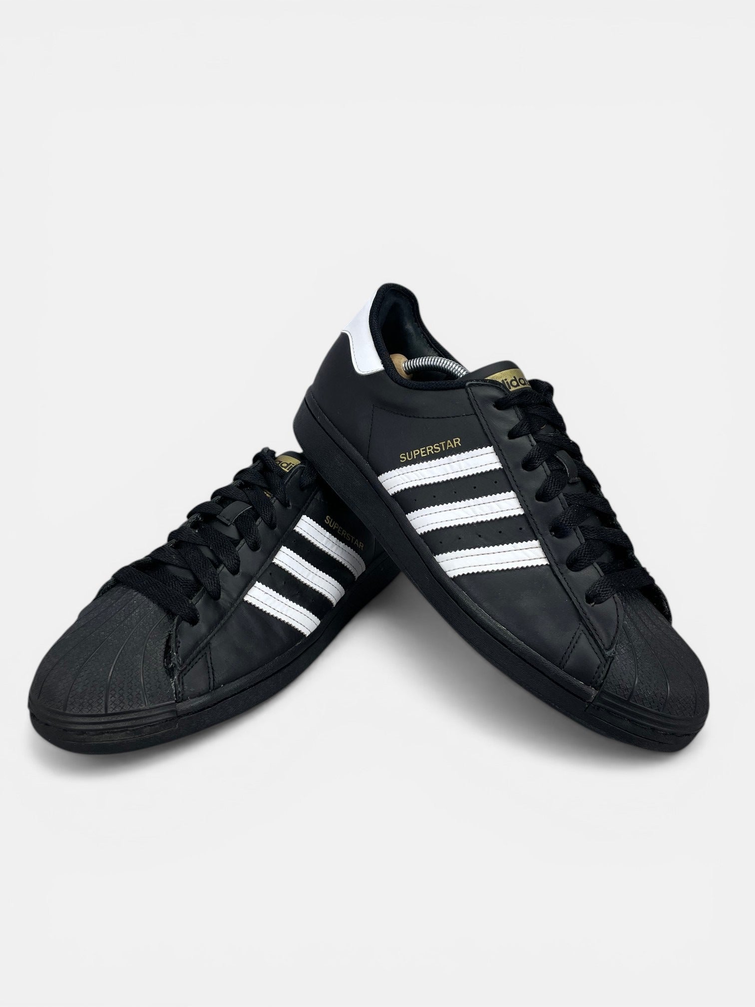 adidas Superstar “Core Black / Footwear White” Superstar Core Black - buty sportowe, boczny profil