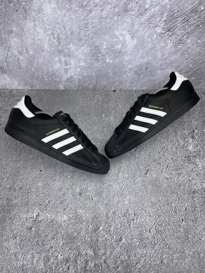 adidas Superstar “Core Black / Footwear White” Superstar Core Black - buty sportowe, widok z góry na zewnętrzną stronę butów