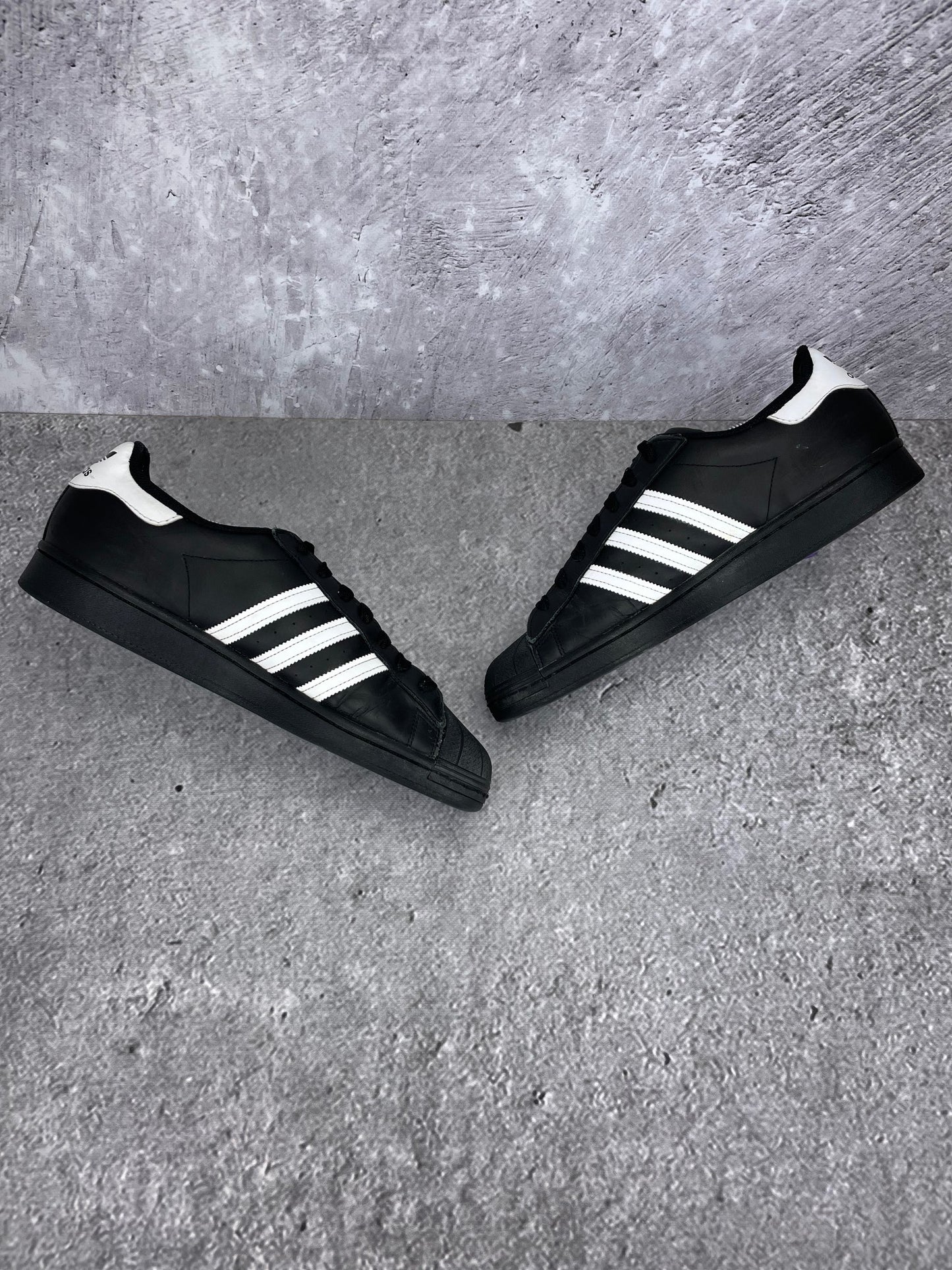 adidas Superstar “Core Black / Footwear White” Superstar Core Black - buty sportowe, zewnętrzny panel prawego buta