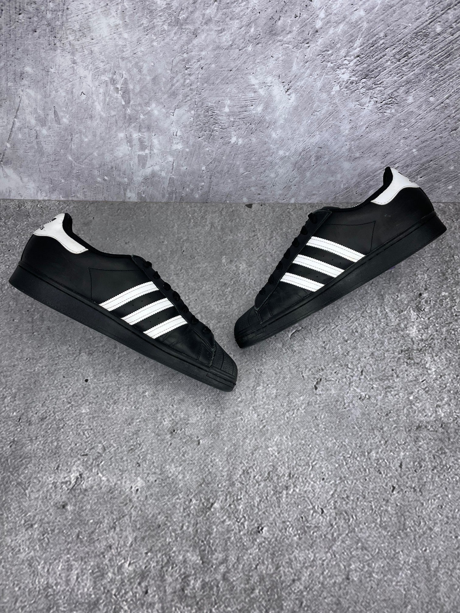 adidas Superstar “Core Black / Footwear White” Superstar Core Black - buty sportowe, zewnętrzny panel prawego buta