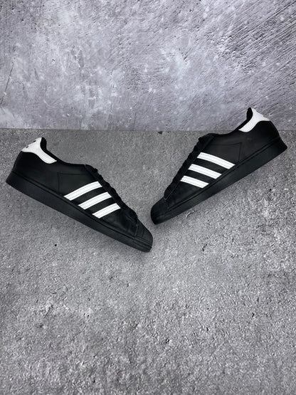 adidas Superstar “Core Black / Footwear White” Superstar Core Black - buty sportowe, zewnętrzny panel prawego buta
