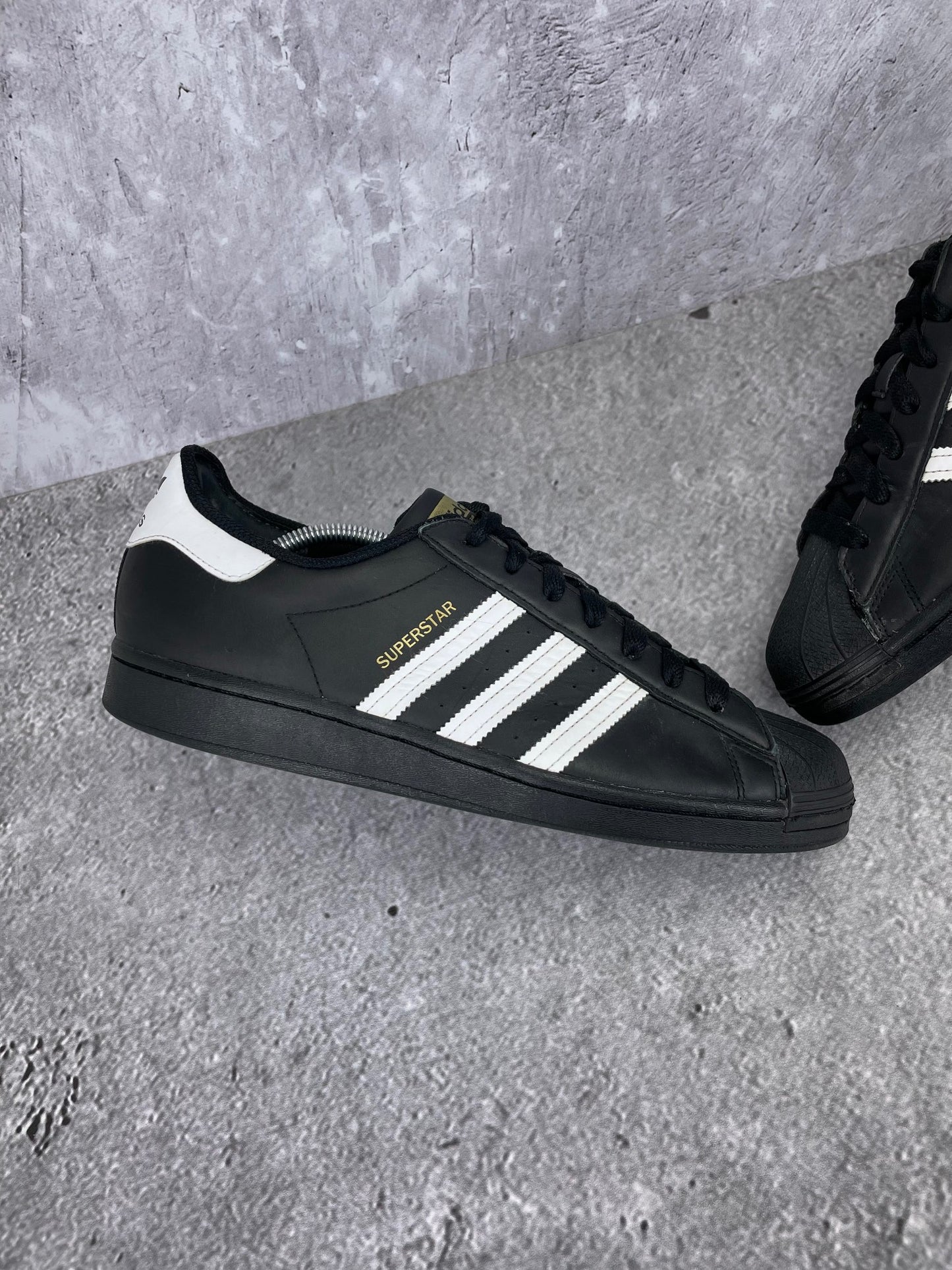 adidas Superstar “Core Black / Footwear White” Superstar Core Black - buty sportowe, zewnętrzny panel lewego buta