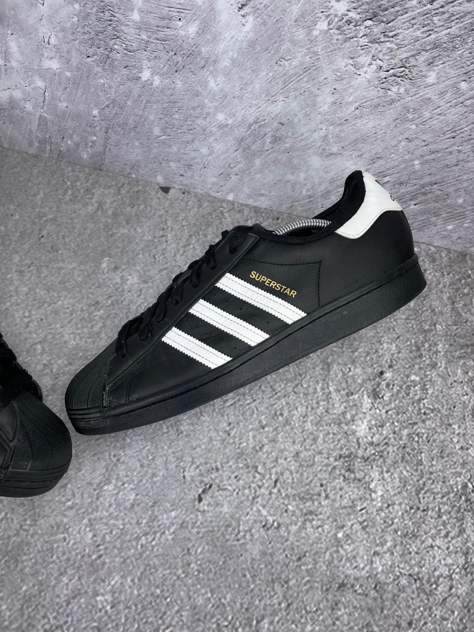 adidas Superstar “Core Black / Footwear White” Superstar Core Black - buty sportowe, widok z góry na wewnętrzną stronę butów