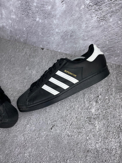 adidas Superstar “Core Black / Footwear White” Superstar Core Black - buty sportowe, widok z góry na wewnętrzną stronę butów