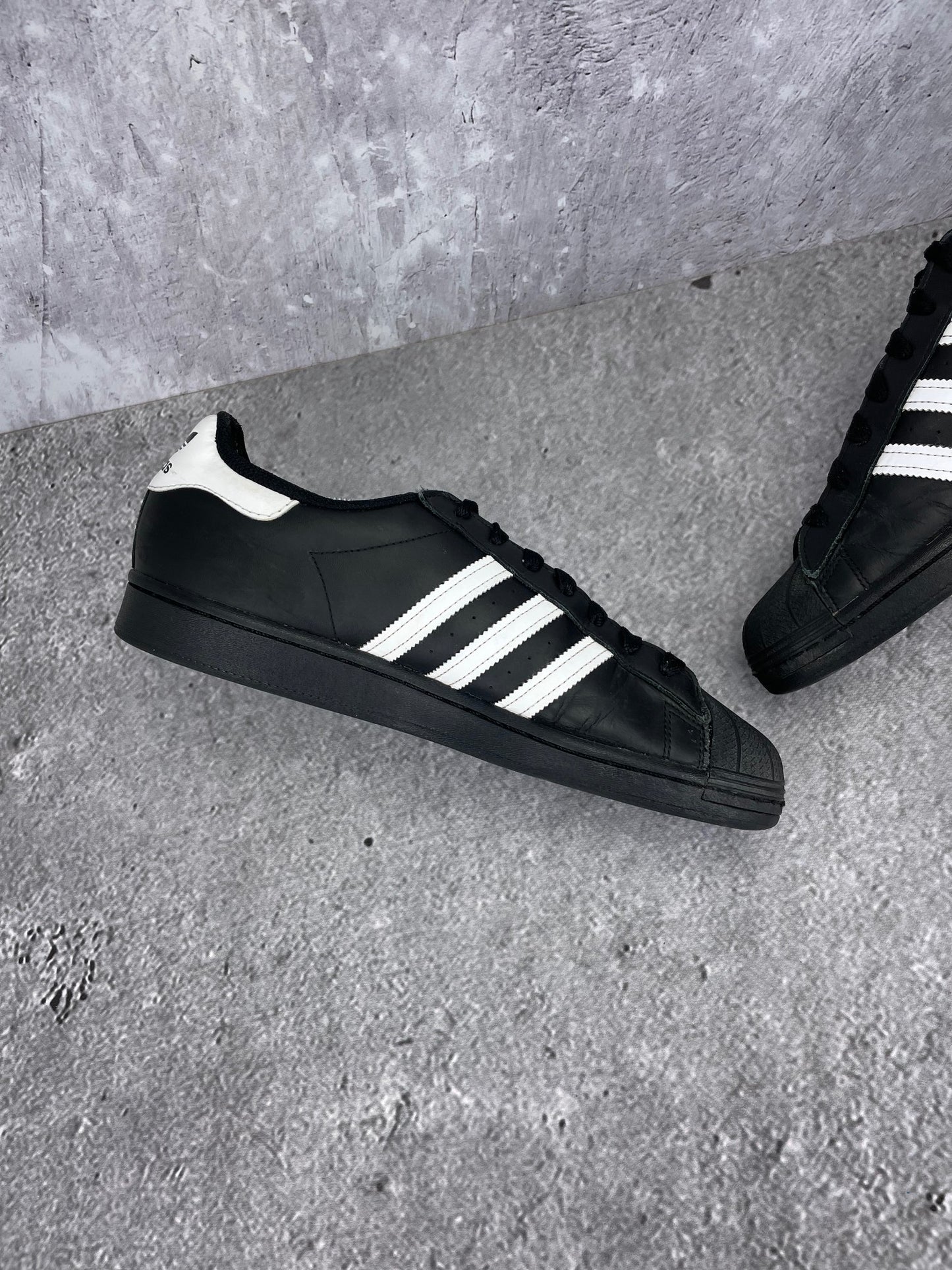 adidas Superstar “Core Black / Footwear White” Superstar Core Black - buty sportowe, wewnętrzny panel lewego buta