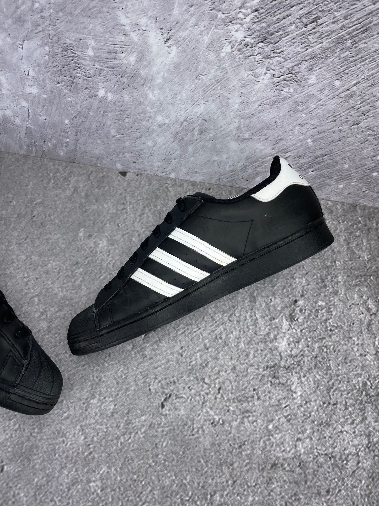 adidas Superstar “Core Black / Footwear White” Superstar Core Black - buty sportowe, wewnętrzny panel prawego buta