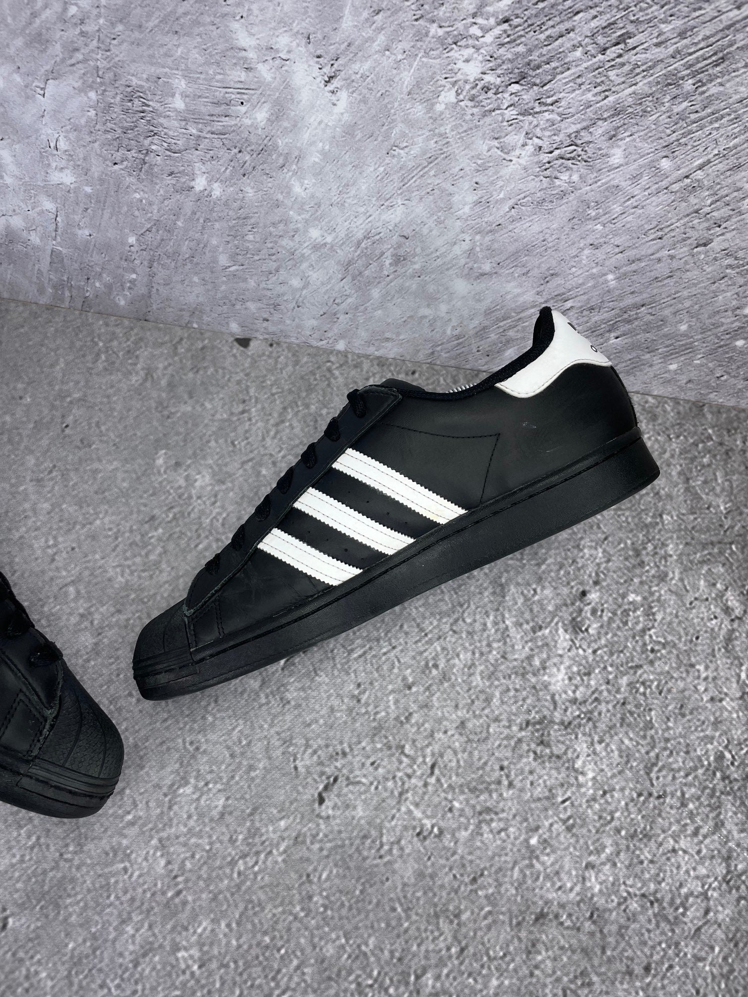 adidas Superstar “Core Black / Footwear White” Superstar Core Black - buty sportowe, wewnętrzny panel prawego buta