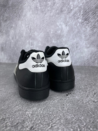 adidas Superstar “Core Black / Footwear White” Superstar Core Black - buty sportowe, widok z tyłu
