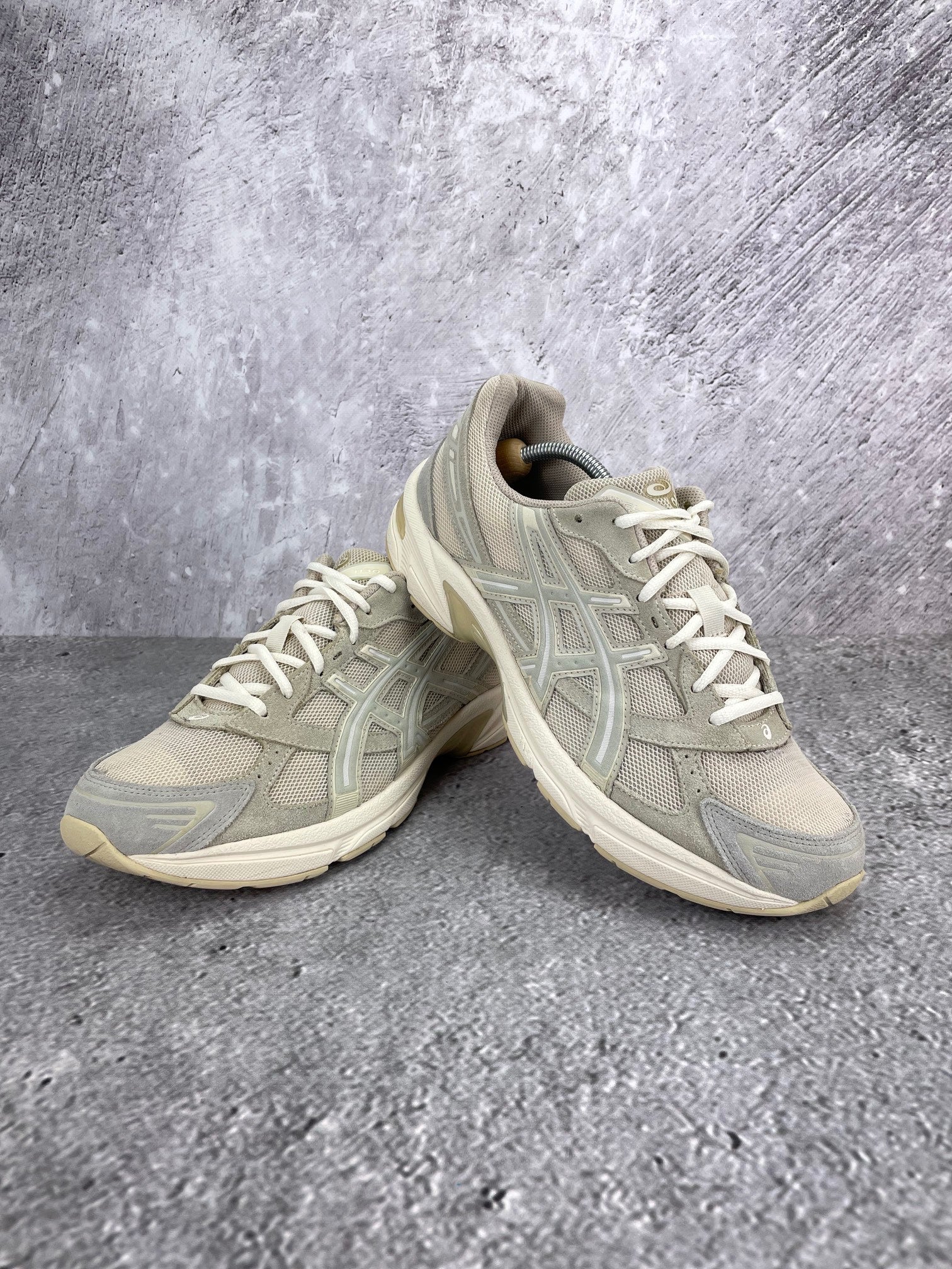 Asics Gel 1130 nieznane - buty sportowe, para butów, widok z boku na tle studyjnym