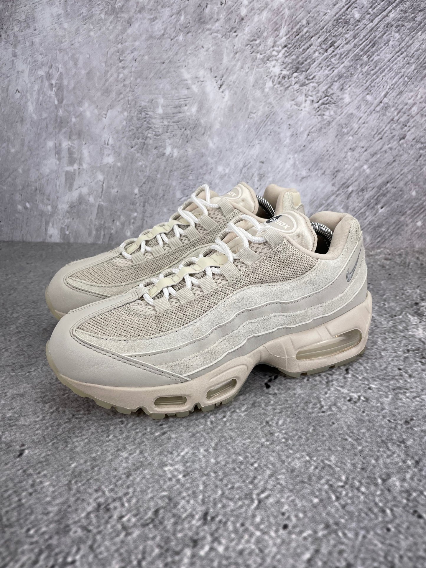 Nike Air Max 95 OG “Soft Pearl” AM95 Soft Pearl - buty sportowe, widok z boku na tle studyjnym