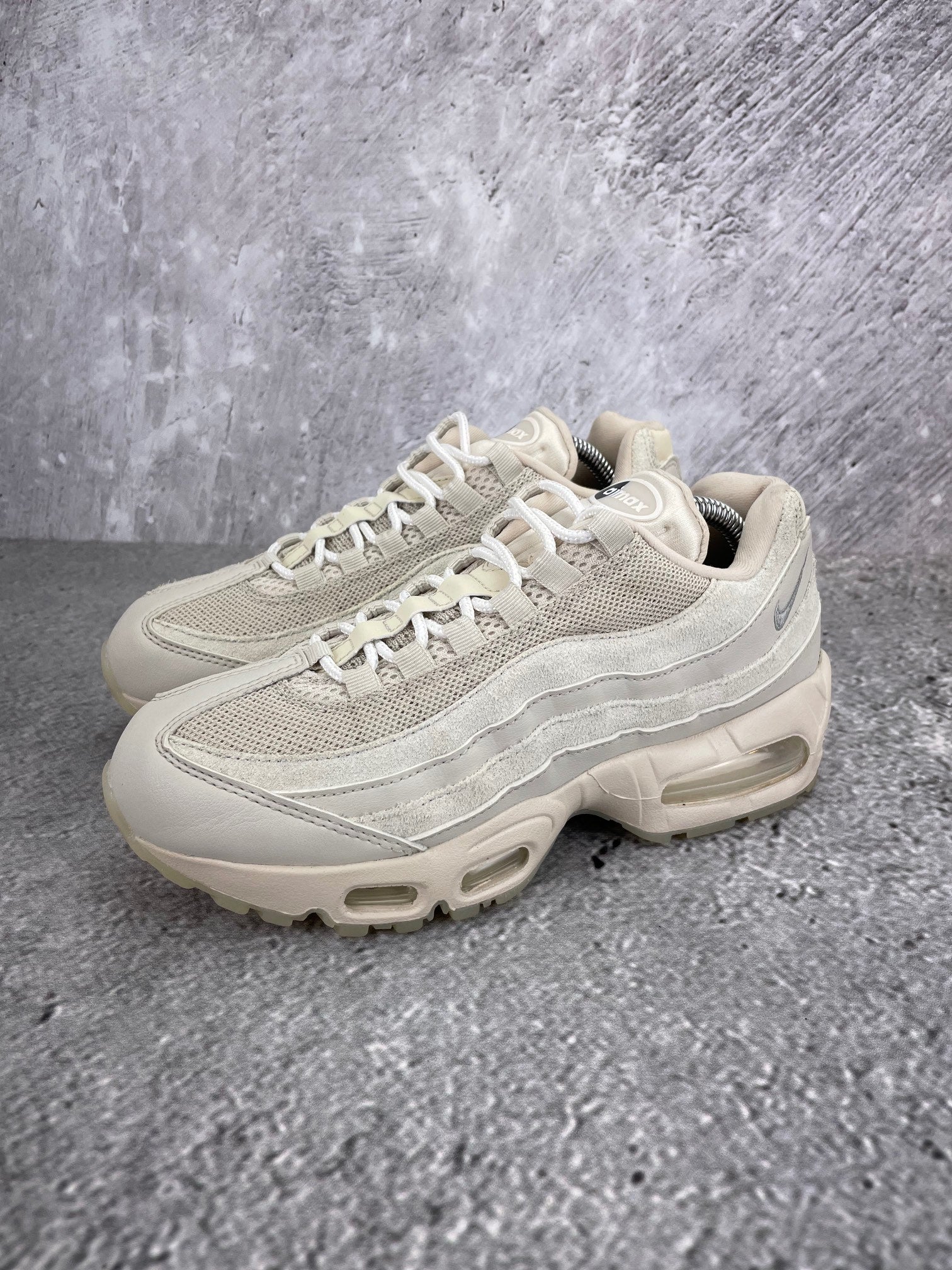 Nike Air Max 95 OG “Soft Pearl” AM95 Soft Pearl - buty sportowe, widok z boku na tle studyjnym