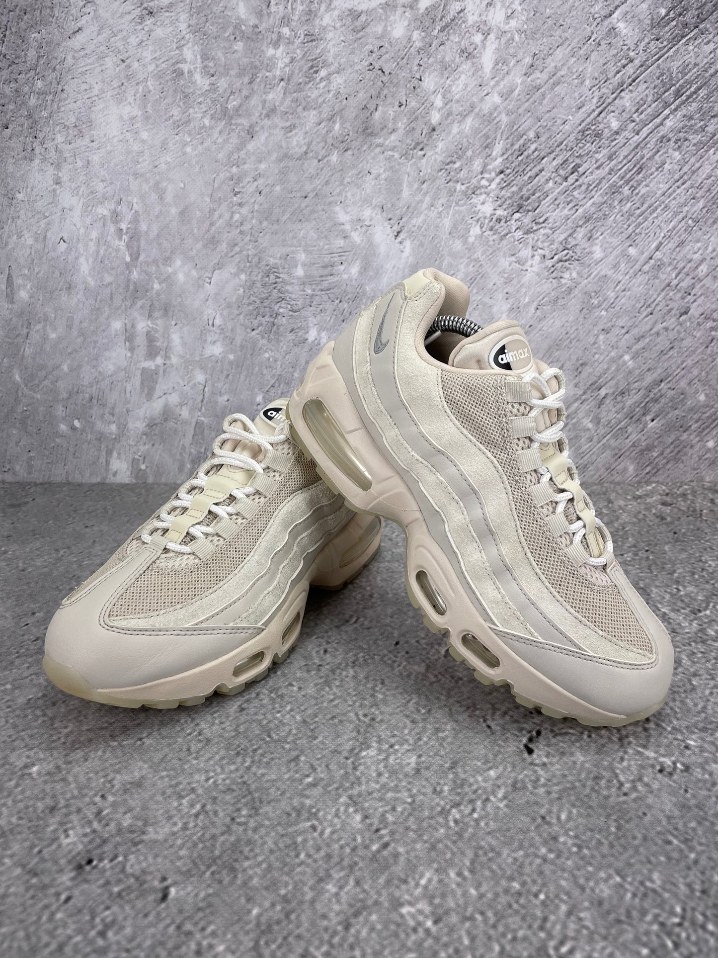 Nike Air Max 95 OG “Soft Pearl” AM95 Soft Pearl - buty sportowe, para butów, widok z boku na tle studyjnym