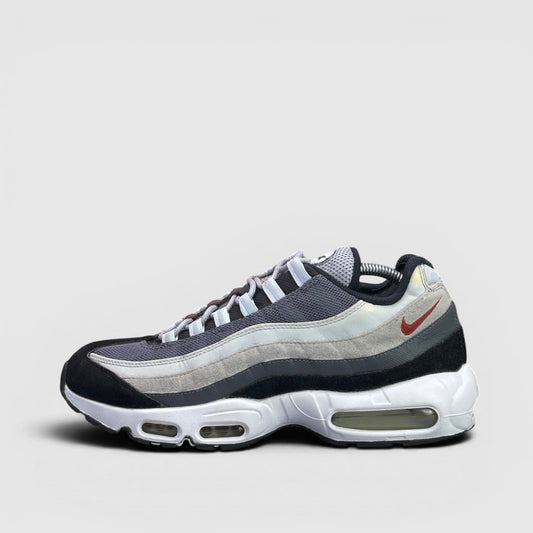 Nike Air Max 95 Rugged Orange — buty sportowe męskie w bardzo dobrym stanie rozmiar 44.5, boczny profil, lewa strona