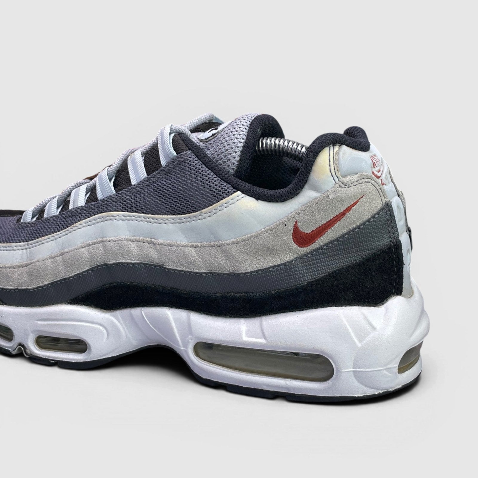 Nike Air Max 95 Rugged Orange — buty sportowe męskie w bardzo dobrym stanie rozmiar 44.5, boczny profil, lewa strona