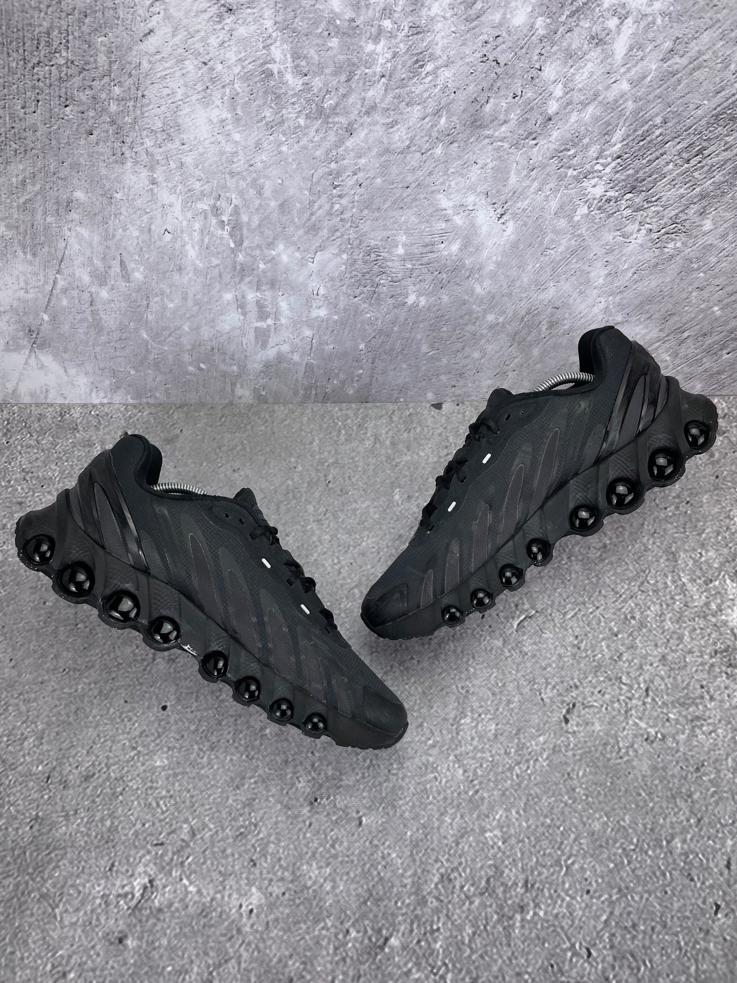 Nike Air Max Dn8 FQ7860-002 - buty sportowe, zewnętrzny panel prawego buta