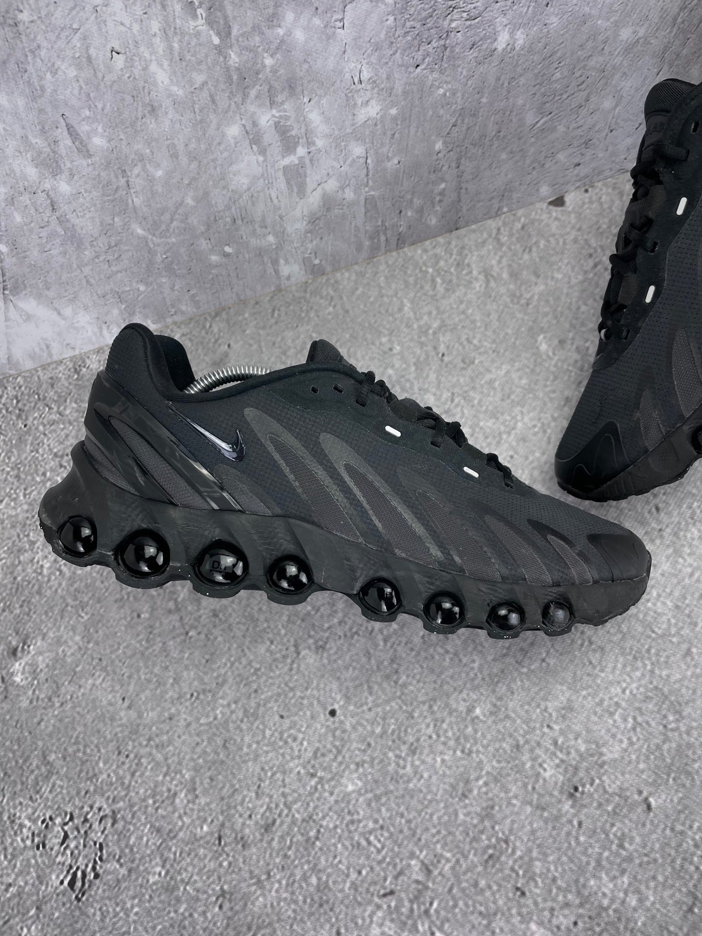 Nike Air Max Dn8 FQ7860-002 - buty sportowe, zewnętrzny panel lewego buta