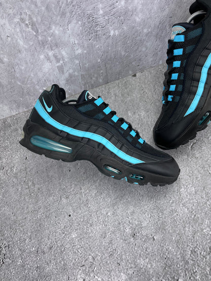 Nike Air Max 95 Baltic Blue - buty sportowe, zewnętrzny panel lewego buta