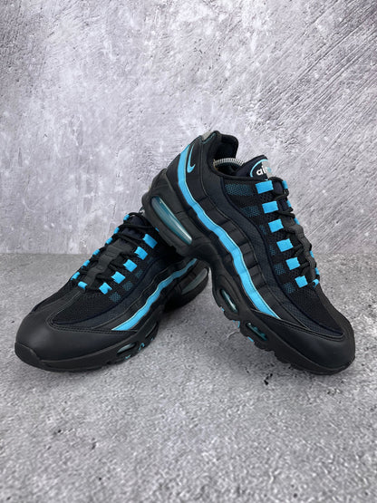 Nike Air Max 95 Baltic Blue - buty sportowe, para butów, widok z boku na tle studyjnym