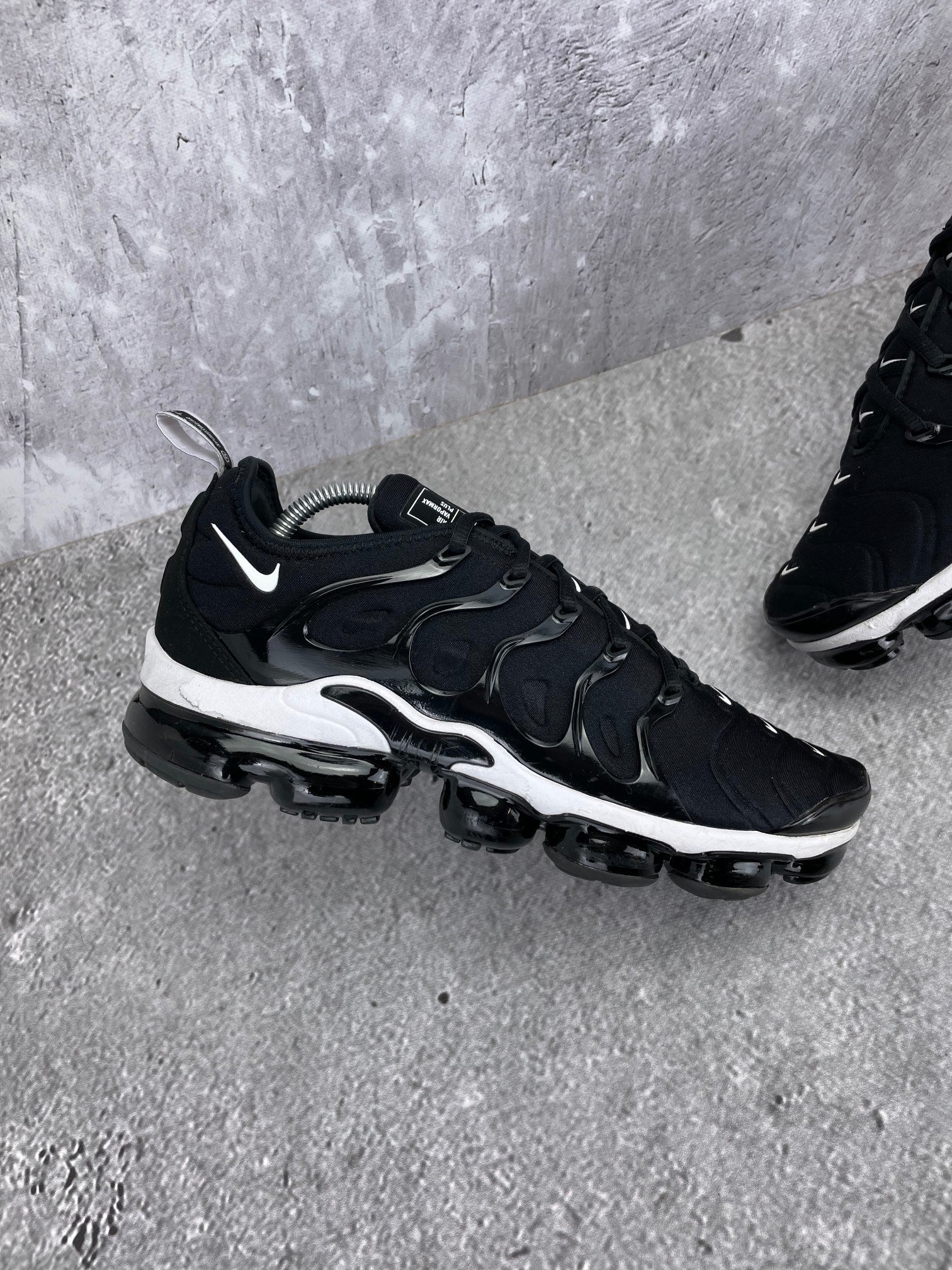 Nike Air VaporMax Plus Overbranding - buty sportowe, zewnętrzny panel lewego buta