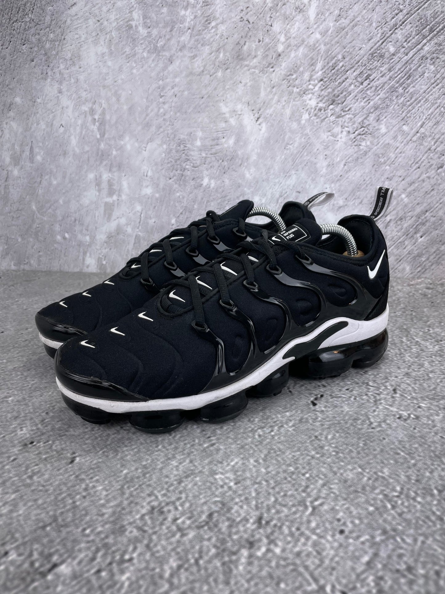 Nike Air VaporMax Plus Overbranding - buty sportowe, widok z boku na tle studyjnym