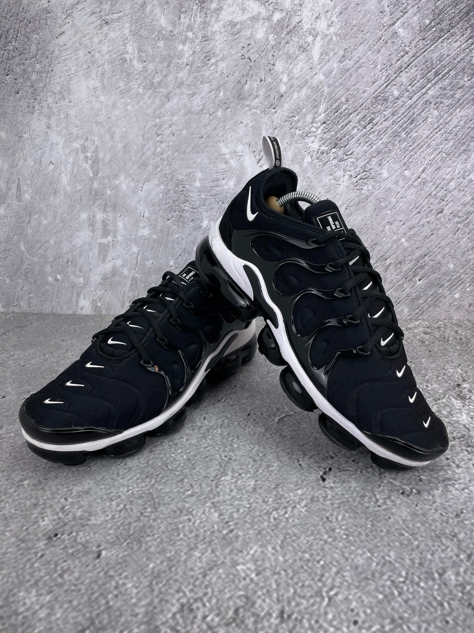 Nike Air VaporMax Plus Overbranding - buty sportowe, para butów, widok z boku na tle studyjnym