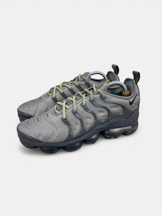 Nike Air VaporMax Plus Dark Stucco - buty sportowe, widok z boku