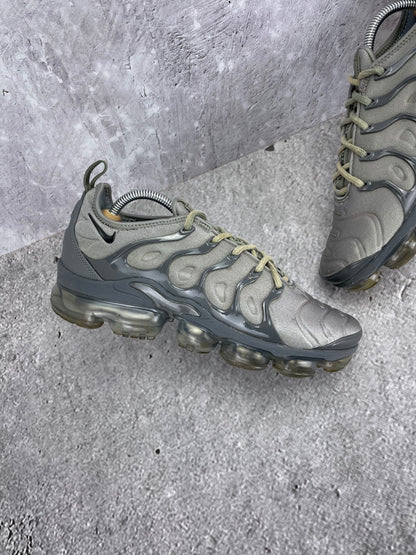 Nike Air VaporMax Plus Dark Stucco - buty sportowe, zewnętrzny panel lewego buta