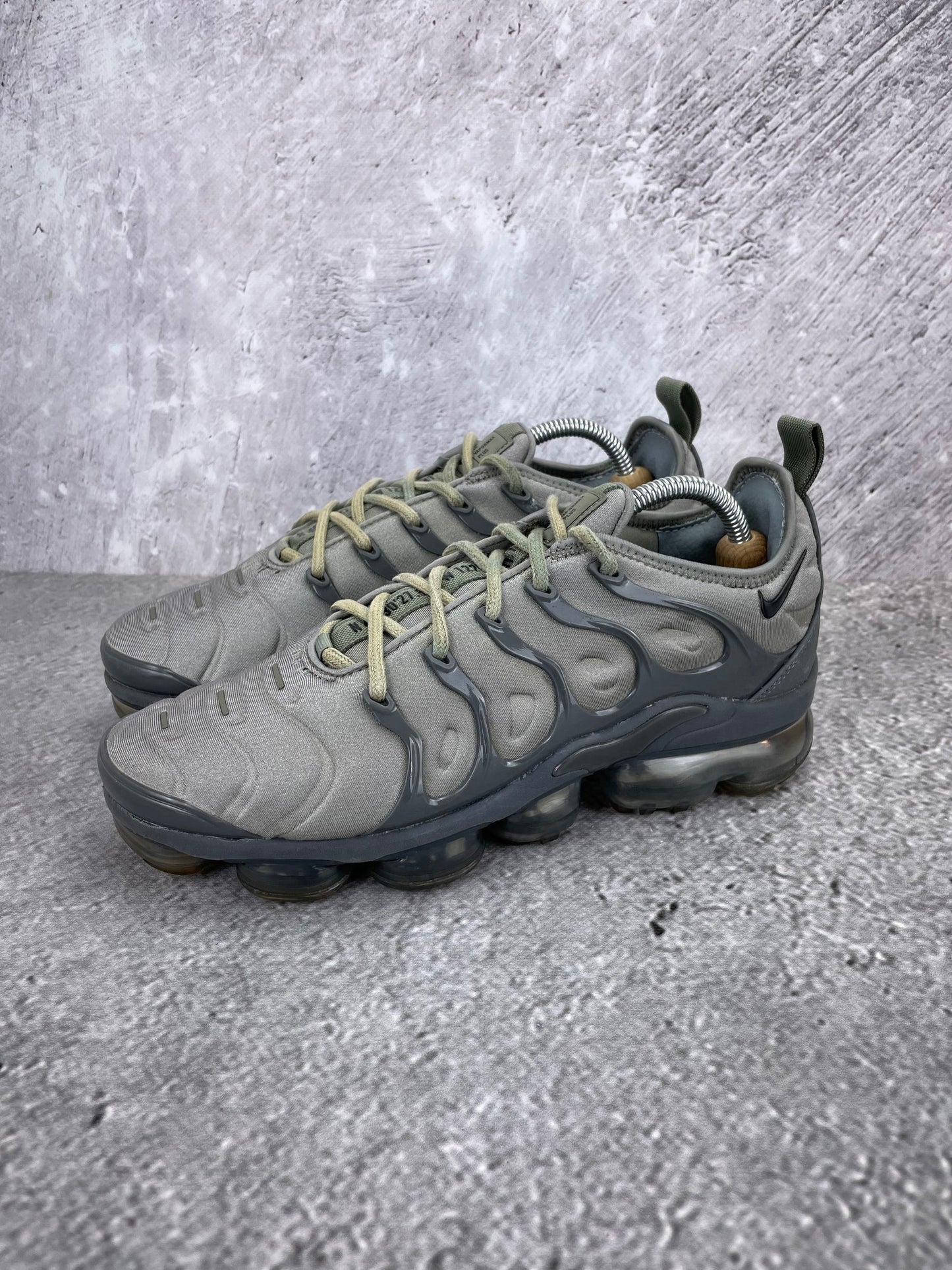 Nike Air VaporMax Plus Dark Stucco - buty sportowe, widok z boku na tle studyjnym