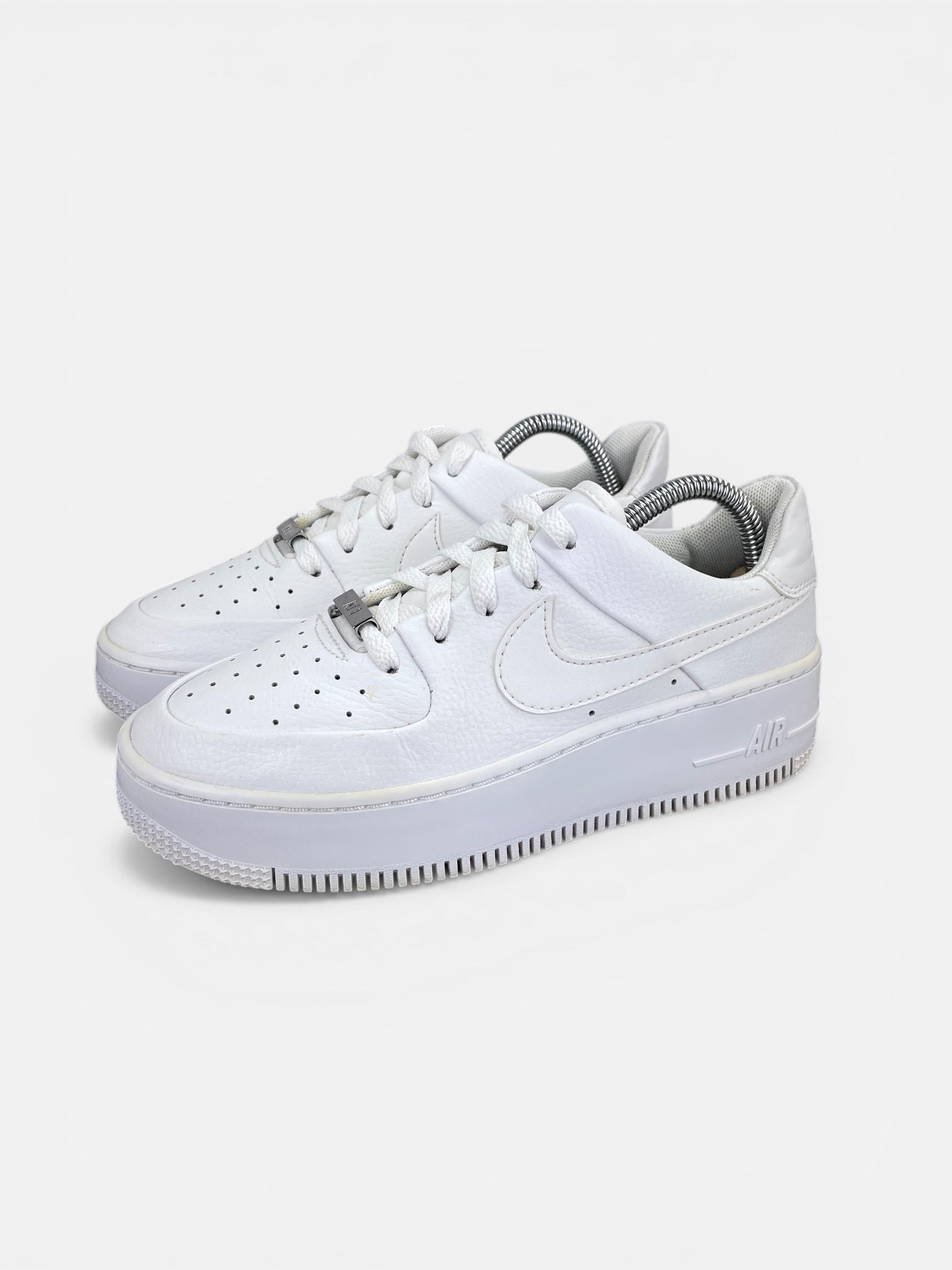 Nike Air Force 1 Sage Low Triple White - buty sportowe, widok z boku